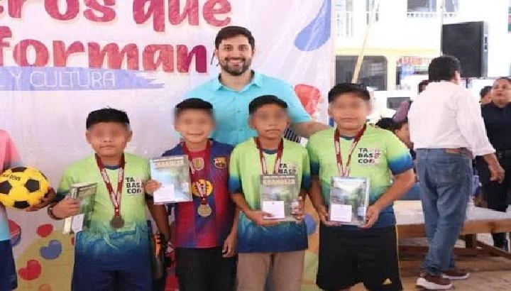 Ganan niños torneo en Tabasco, y les premian con libro de AMLO