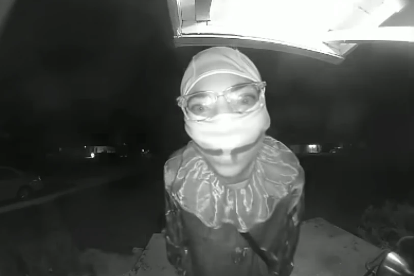 Adolescente se disfraza de payaso y asesina a anciano