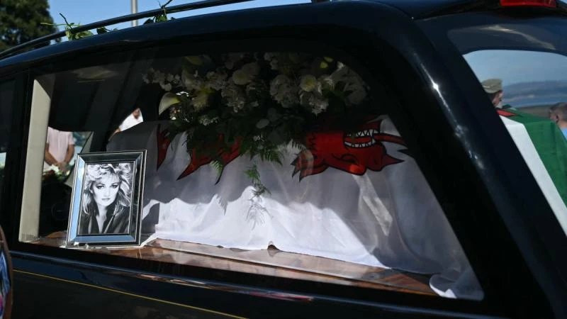Despiden a Bonnie Tyler; fans le cantan “It's a Heartache”