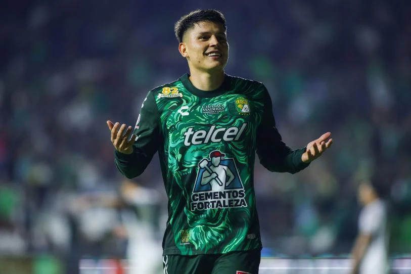 León ruge con uno menos contra Monterrey y suma su sexto triunfo al hilo