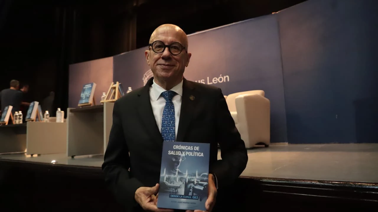 Presenta Éctor Jaime su libro Crónicas de Salud y Política