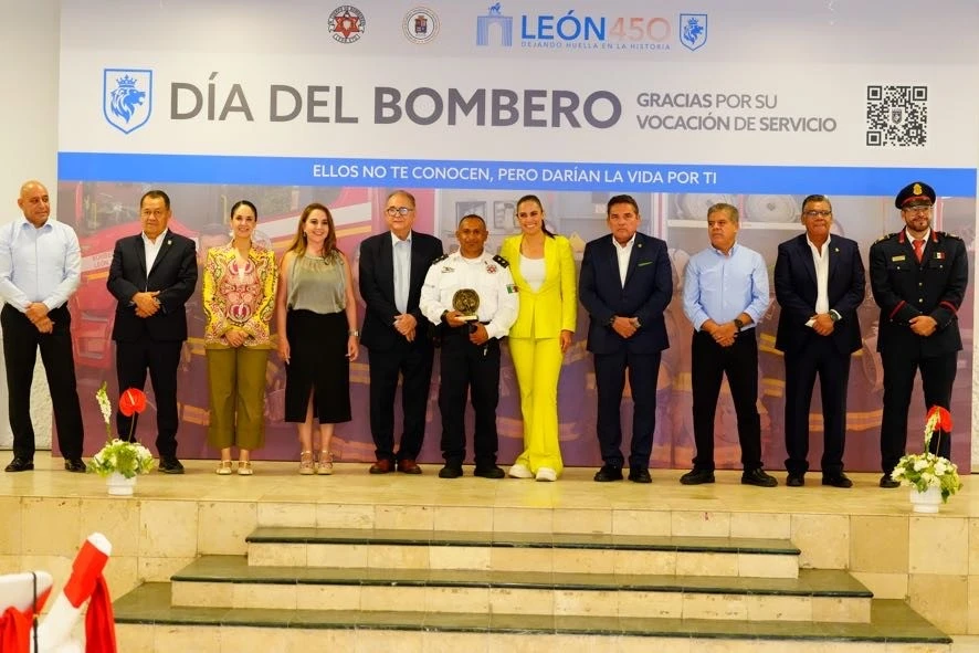Reconoce León a sus bomberos