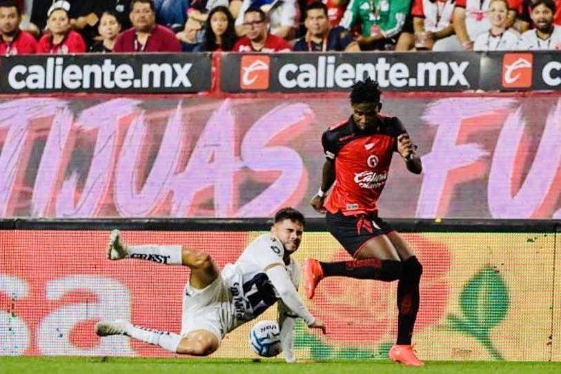 Xolos gana 2-0 con doblete de Mora y Pumas sigue en crisis