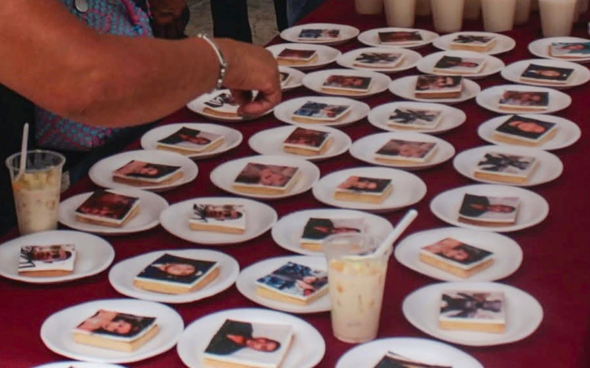 Regala Salamanca pastelitos con fotografías de desaparecidos