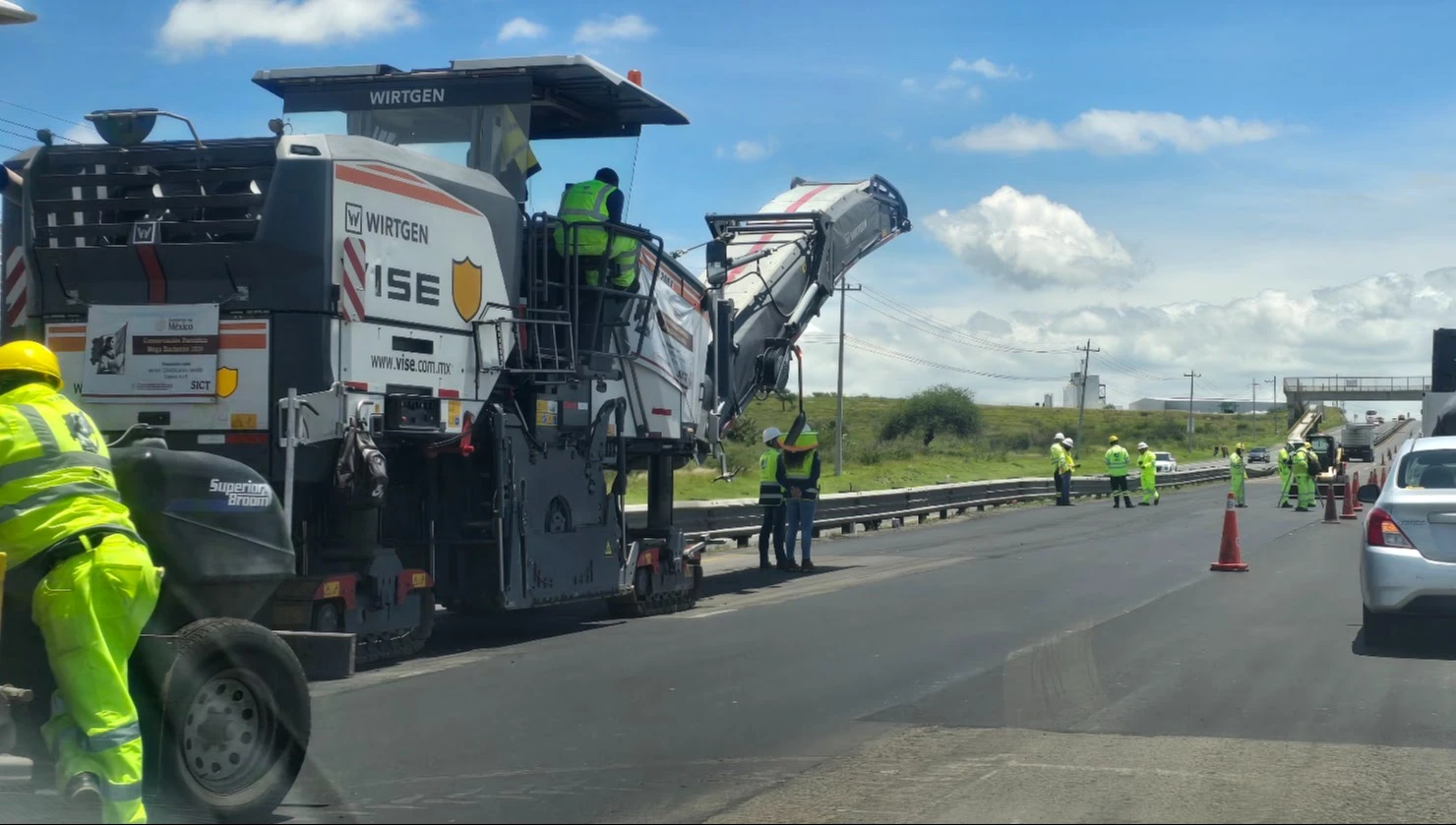 Usan llantas recicladas para reparar carretera