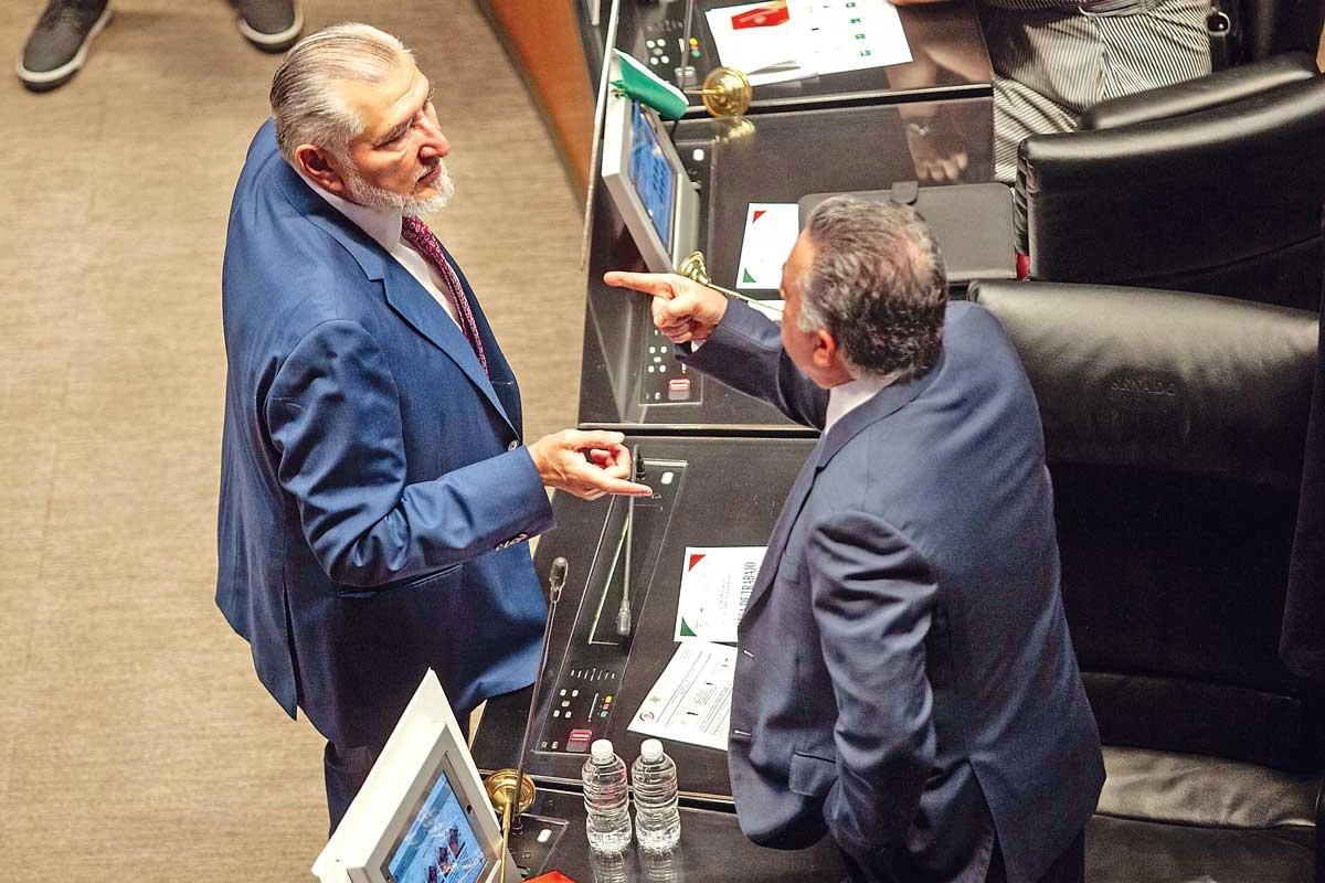 Inzunza cobra por leer en el Senado tras sus ausencias