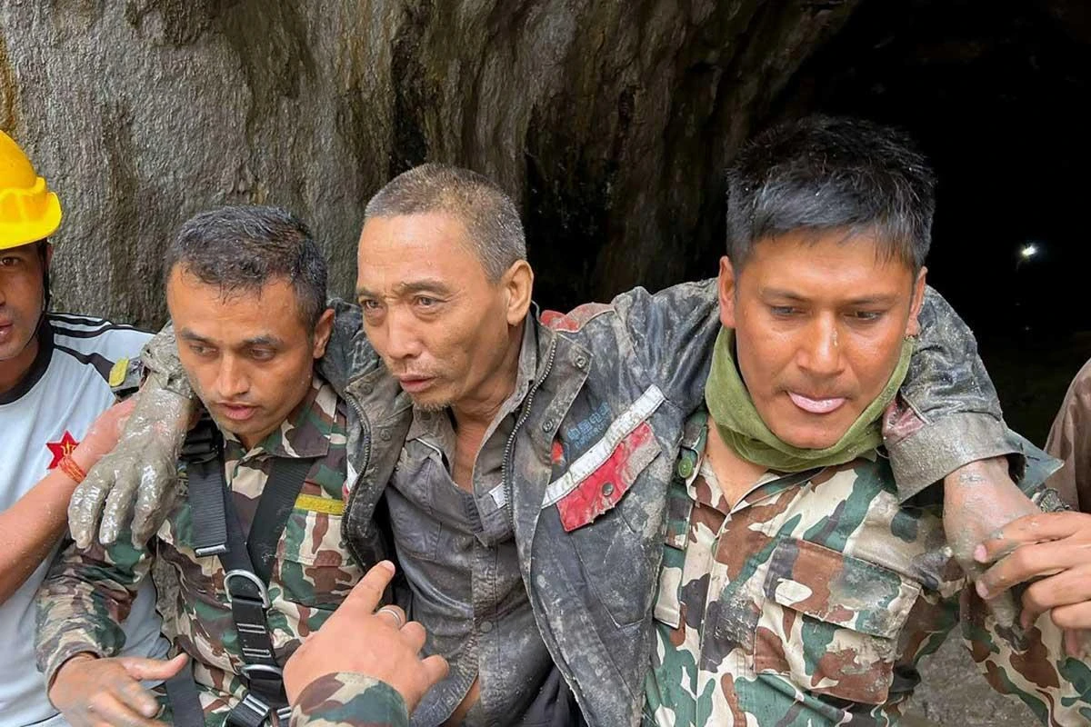 Rescatan a ciudadano chino tras 10 días atrapado tras alud en Nepal