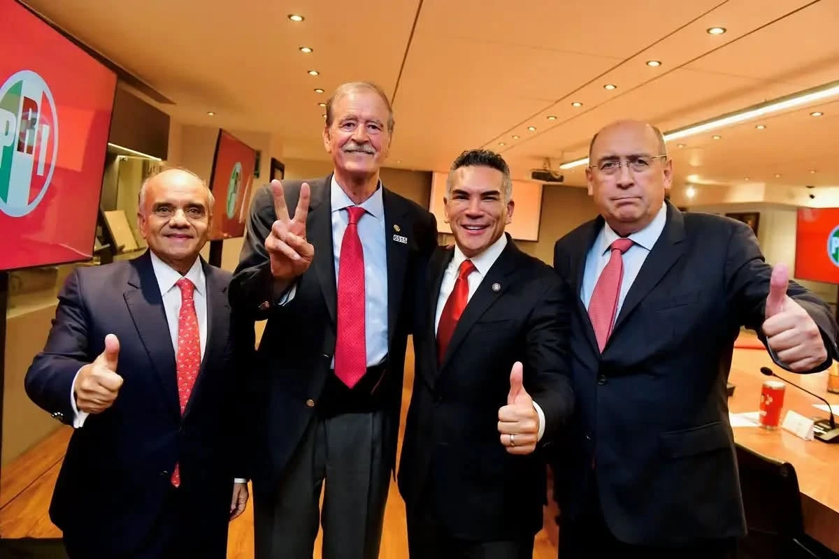 Aparece Fox en el PRI