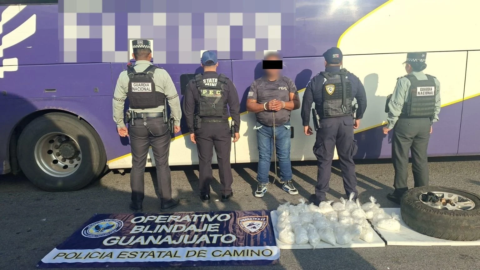 Decomisan 16 kilos de droga escondida en autobús