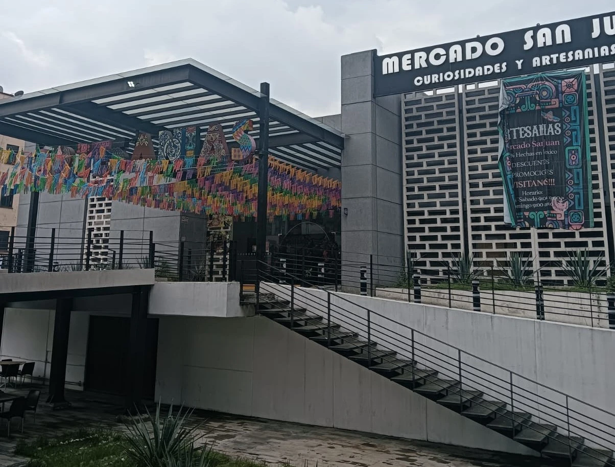 Golpean lluvias a comercio en CDMX