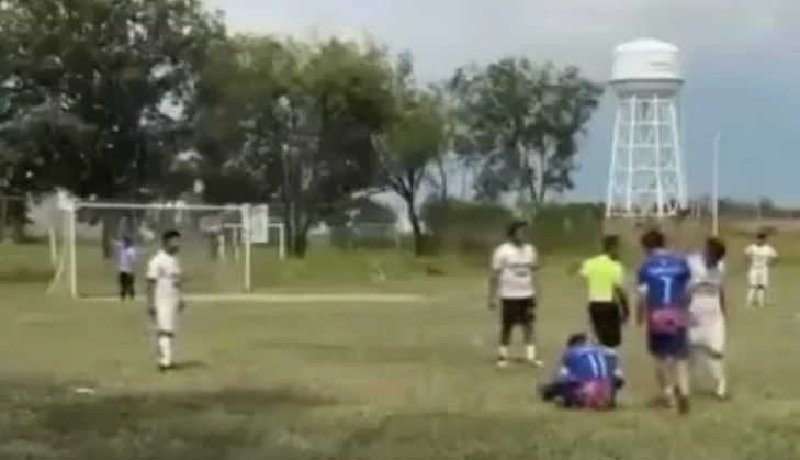 Ataque armado en cancha de fútbol deja 6 heridos y un muerto
