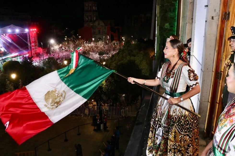 Rinde Lorena Alfaro, homenaje a héroes patrios