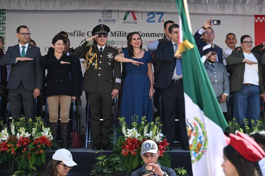 Desfilan en Capital Fresera