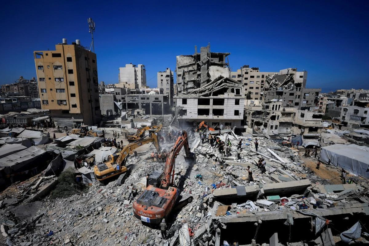 Bombardea Israel edificio y cae; cuentan niños entre víctimas