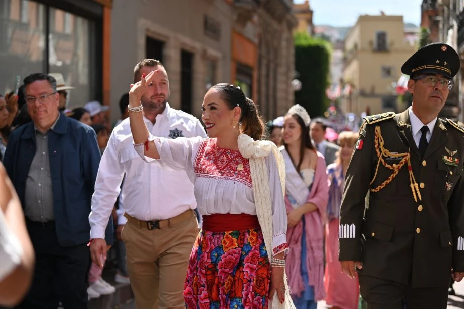Gusta desfile capitalino