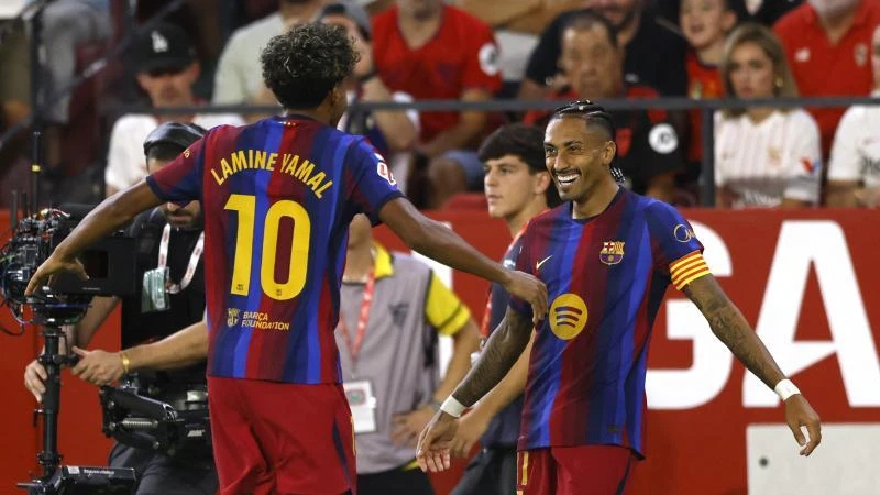 El Barça  remonta al Sevilla con triplete de Raphinha