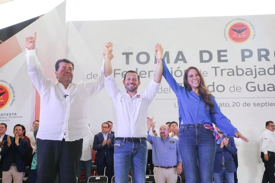 Premian a crítico del PAN