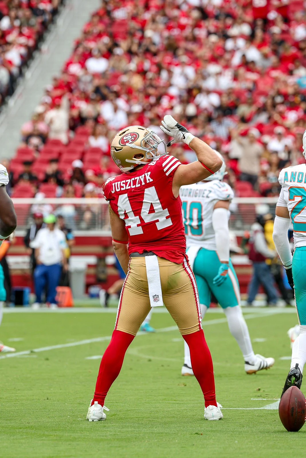 Multa NFL a Kyle Juszczyk por simular "beber una cerveza" en su festejo