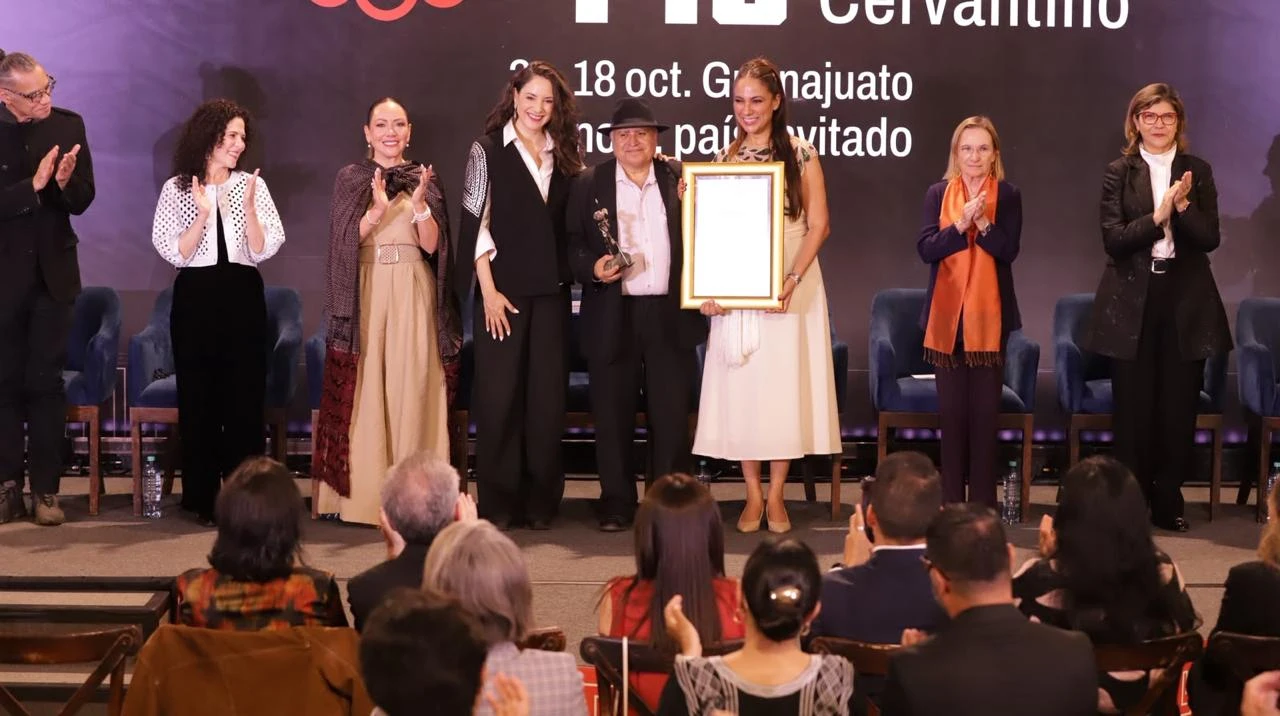Abre Cervantino con reconocimiento a UG y homenaje a periodista