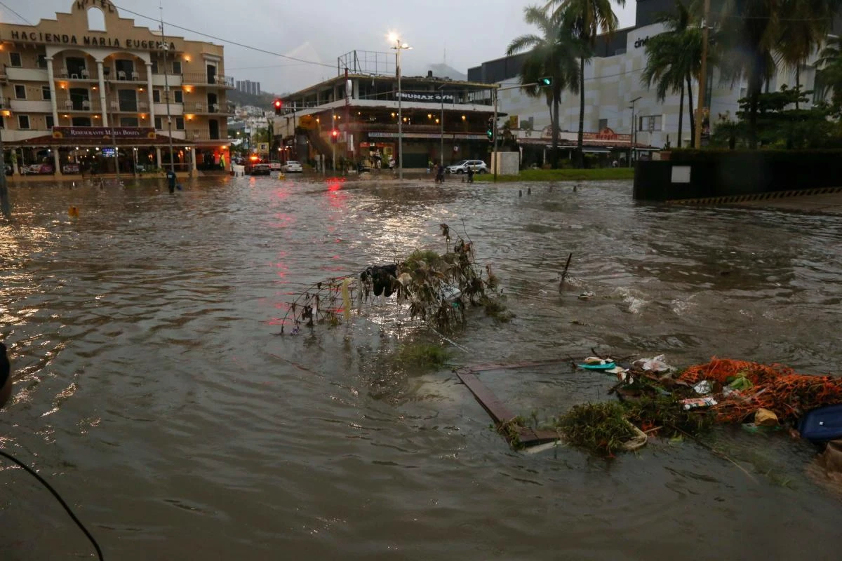Huracán 'Simón' inunda Acapulco; atienden afectaciones