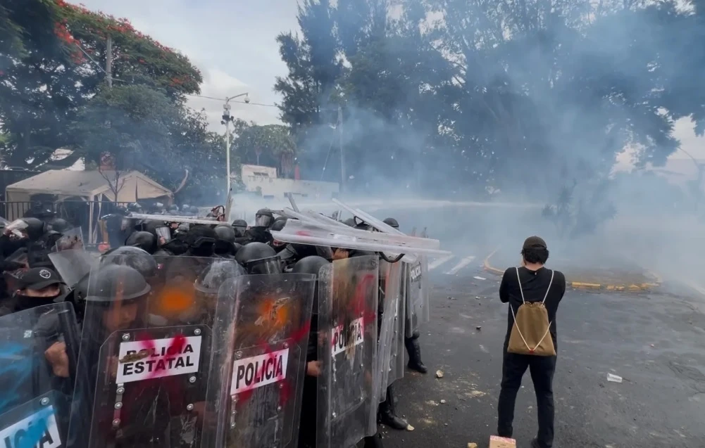 Gobierno de Jalisco violenta a manifestantes; exigen fin de agua marrana