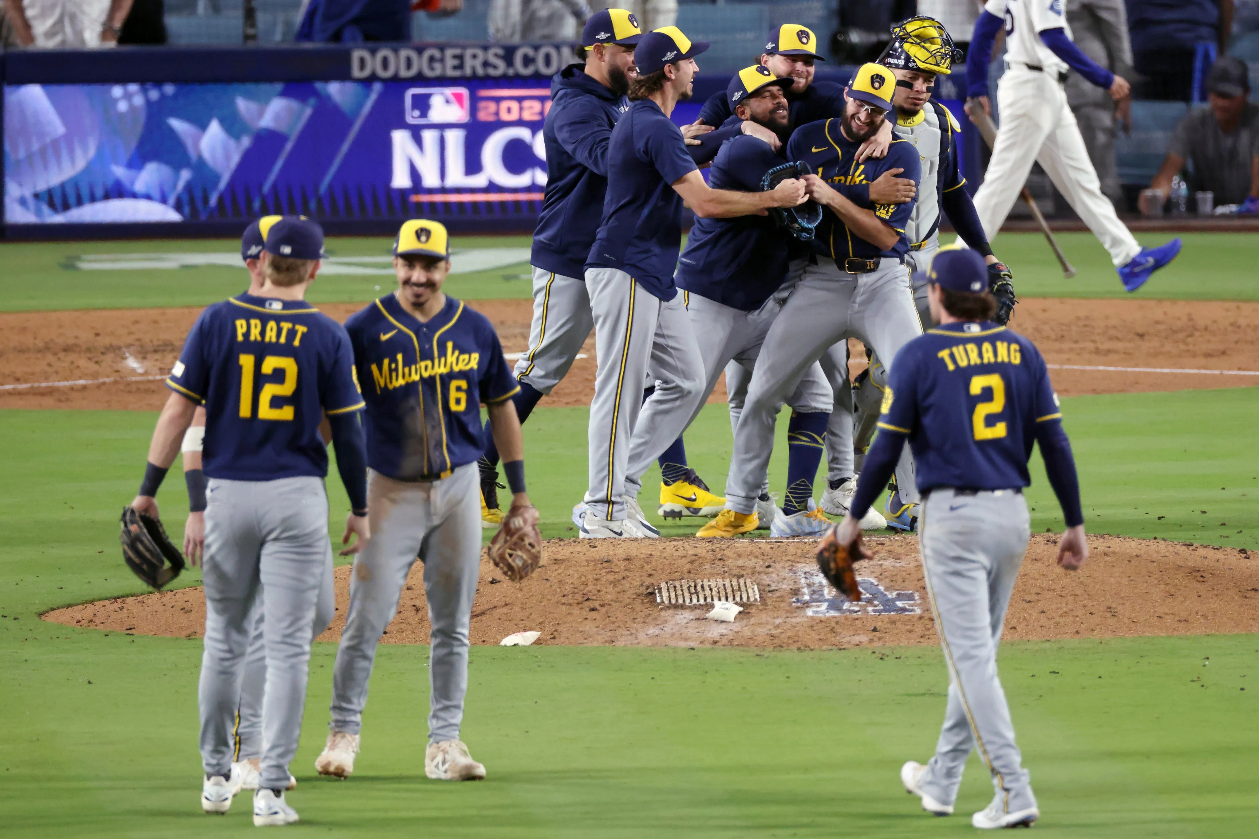 Brewers barre a Dodgers en Serie de Campeonato