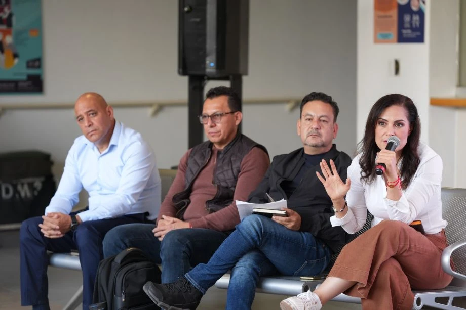 León se acerca a estudiantes