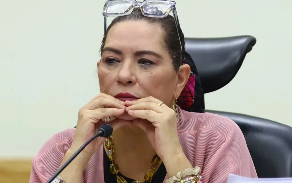 Corrupta se aferra al cargo