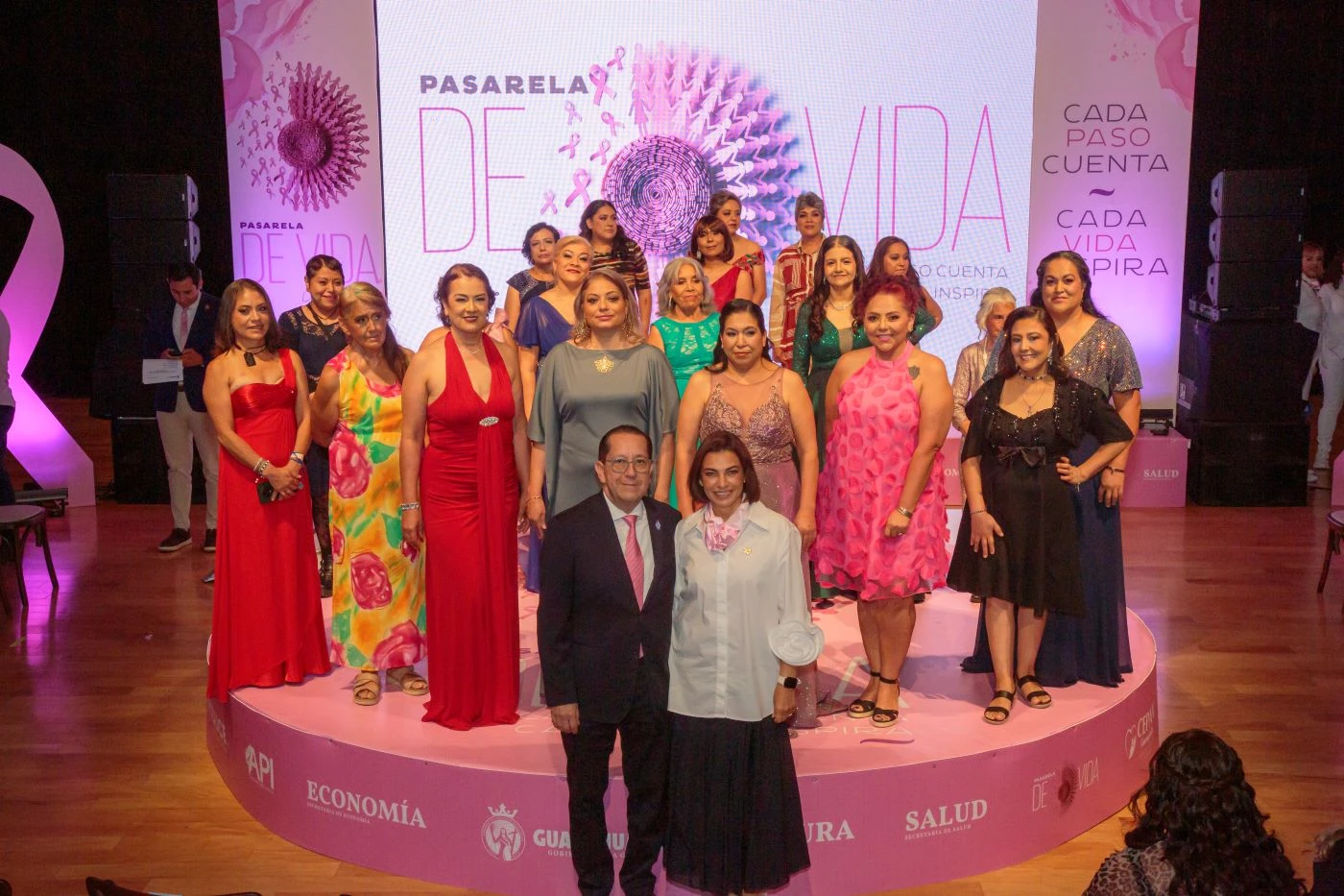 Mujeres con cáncer de mama, participan en pasarela