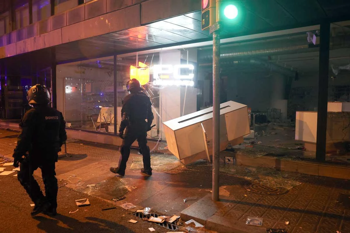 Cunden protestas y saqueos en Barcelona