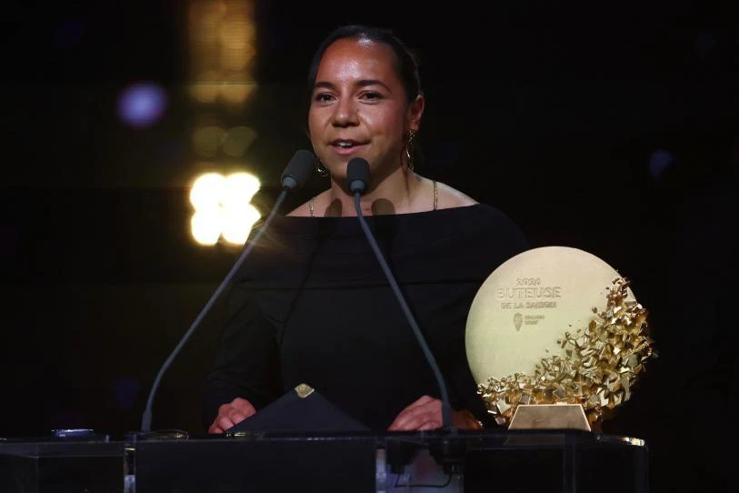 Charlyn Corral gana el premio a la mejor delantera del mundo