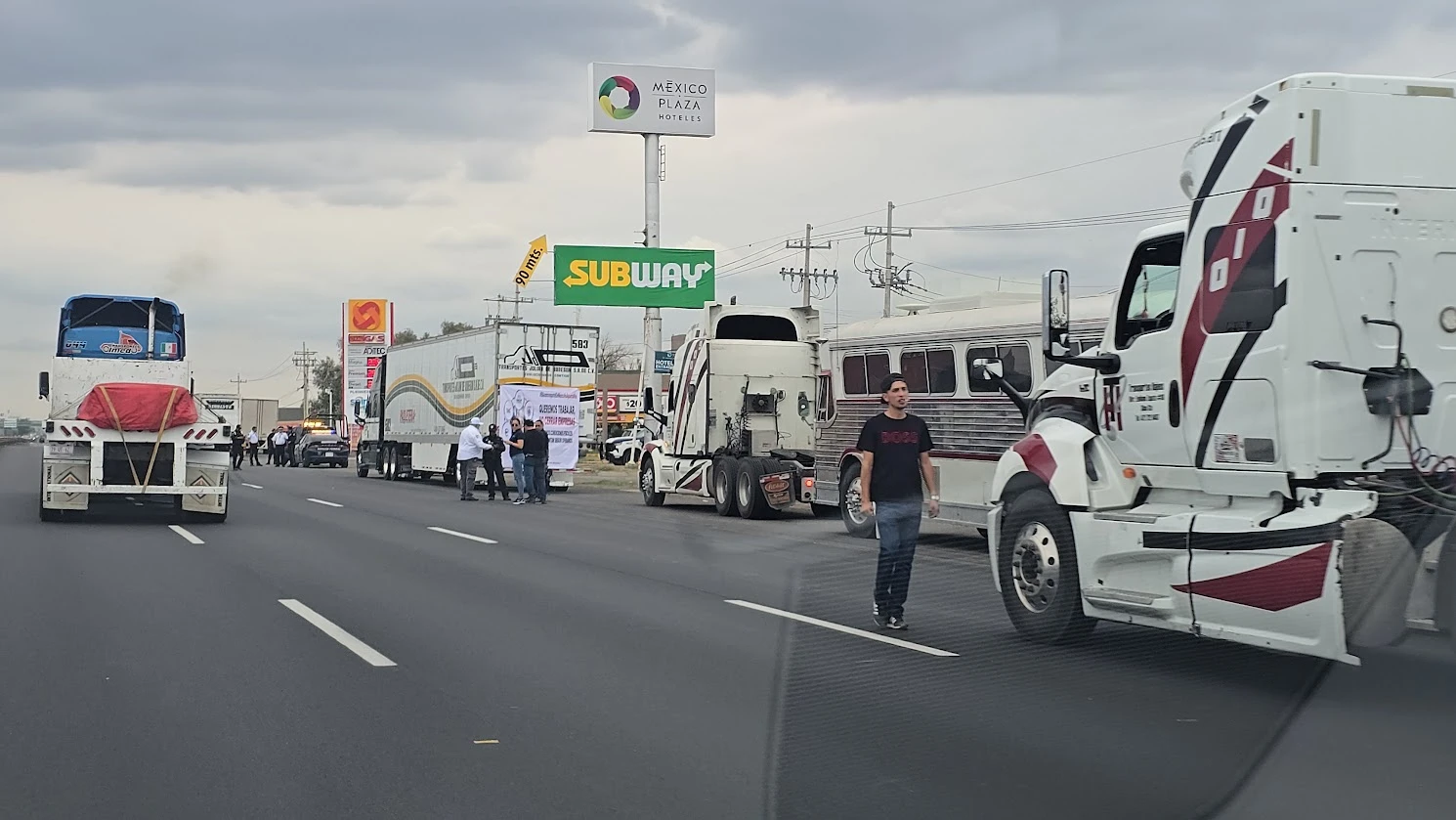 Bloquean camioneros carreteras de Guanajuato 