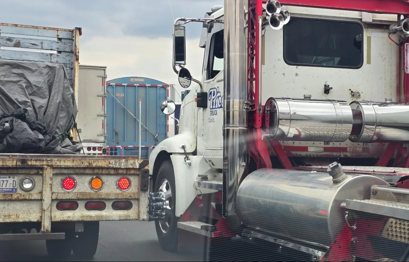 Matan a delincuente al asaltar tráiler