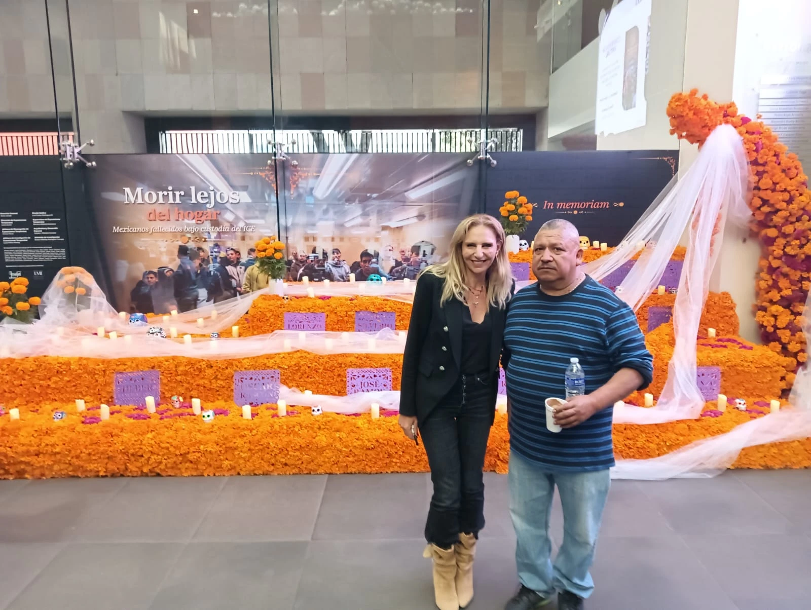 Levantan ofrenda por migrantes asesinados
