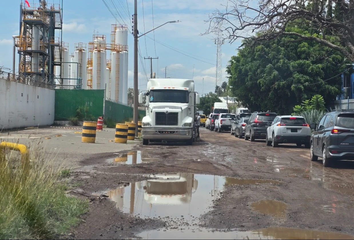 Temen accidentes, venta de drogas y hasta huachicol con fila de pipas estacionadas en carretera