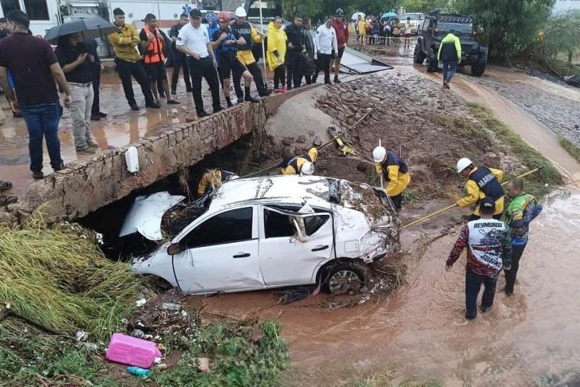 Remanentes de Vance dejan un muerto y severas inundaciones en Sonora