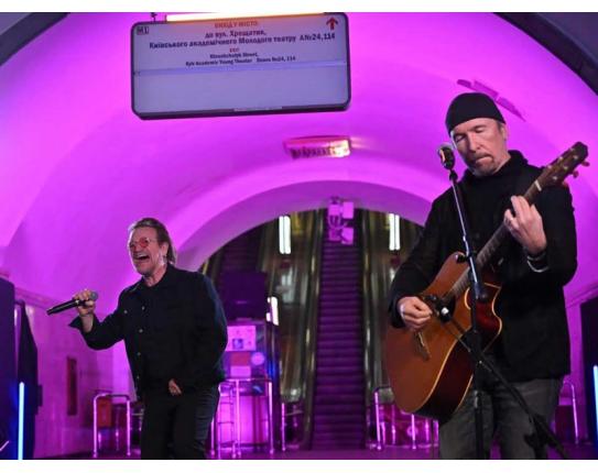 Bono y The Edge dan show en metro de Kiev