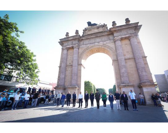 Desfilan por aniversario de la Revolución