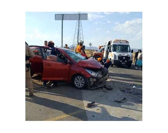 Choque en Irapuato deja 8 vacacionistas heridos